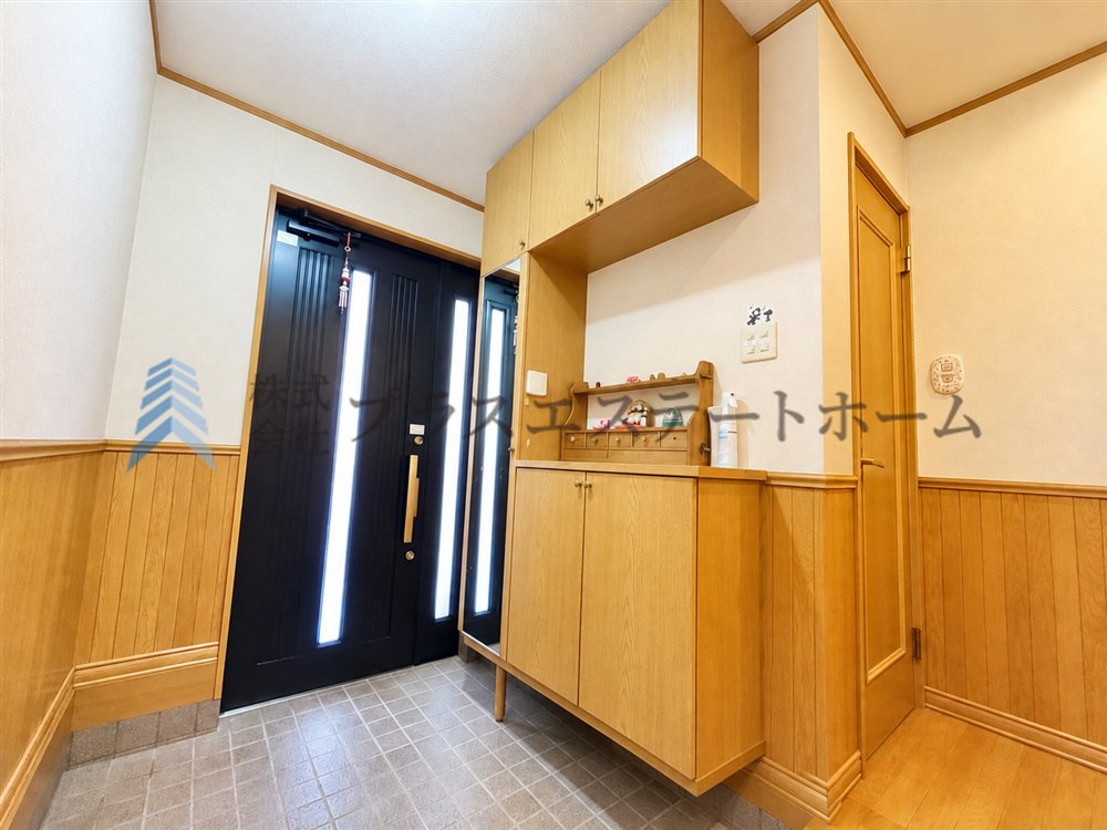 広々玄関で来客時も安心♪天井高のシューズボックスもあるためたくさんの靴を収納できます♪