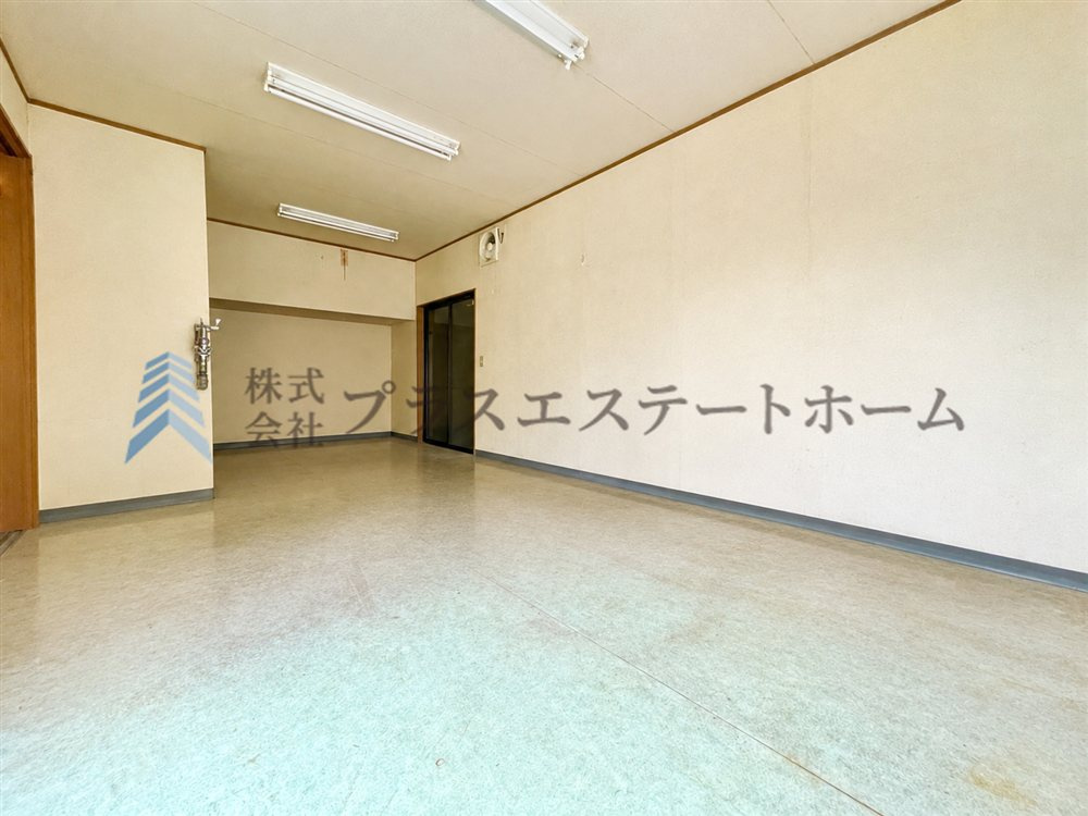 約15.3帖の土間スペース付き♪※画像は実際の写真に家具・調度品を消去するAI加工を施しています