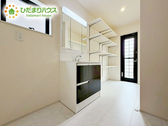 三面鏡は自分では見えにくいところまで見ることができるので、身だしなみを整える際などにはとても便利です(*^^*)