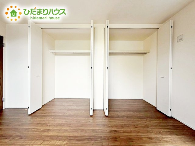 たくさんの洋服をかけてもシワになりにくいクローゼット。洋服以外にも、普段使わない家電やスーツケース、ストック品など何でも片付く嬉しい空間です。
