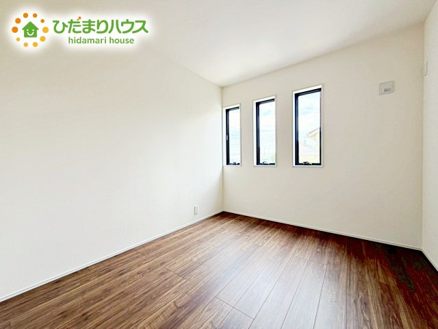 子ども室に好適なお部屋。2方向の窓で、こもりがちな空気の入れ替えもバッチリ！収納付きで余分な家具を置かずに済み、お部屋の用途をシンプルにできます♪