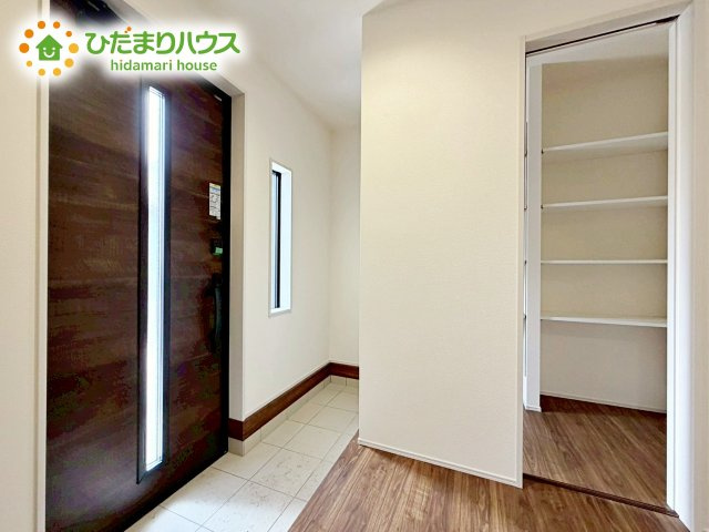 シューズインクローゼットは、靴以外にもゴルフバックやベビーカーを置くことができ、　散らかりがちな玄関もスッキリします。