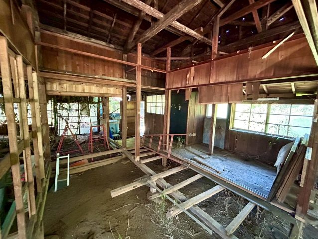 土地を買う際、住む地域の自治体や福祉の補助制度にも注目してみましょう。子供や老人の医療補助やゴミ出しのルールなど、自治体によってルールに大きな違いがあるため、暮らしやすい土地で判断するとよいでしょう。