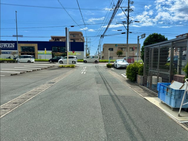 前面道路を北側から南向きに撮影しました。