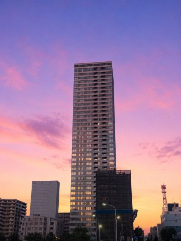 【外観】美しい夕日に映える、札幌の街を象徴するタワーレジデンス！