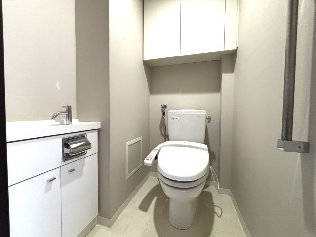 【トイレ】手洗いカウンター完備で衛生的◎安全に配慮された手すりもございます◎