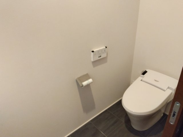 コンパクトな設計で空間を広く感じさせるデザインになっています。壁紙が白なので空間が広く感じます。