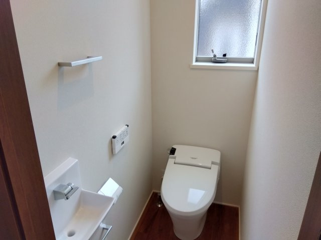 トイレには窓があり明るい室内です。トイレが各階にあります。忙しい朝や、ファミリー世帯は助かりますね。