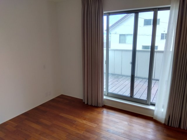大きな窓があるので部屋にやわらかな陽光が注ぎます。寝室や仕事部屋など使い勝手の良い広さの洋室です。