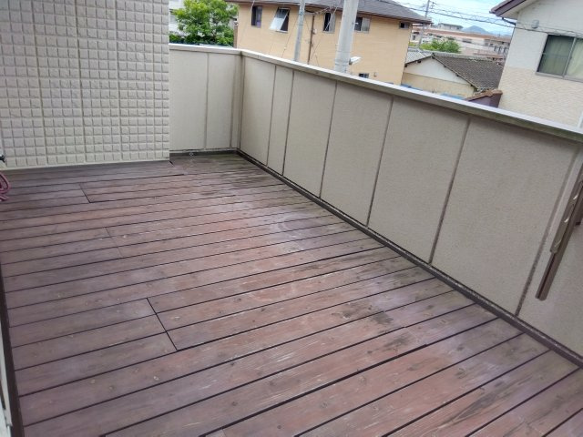 南向きのバルコニーがあるので陽当たりが良好です。広々としているので洗濯物や布団を一度に干すことができます。