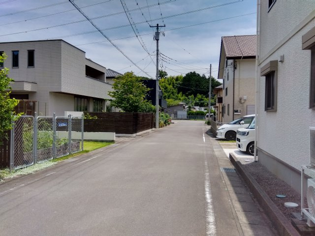 スーパー・ドラッグストア・コンビニまで車で10分圏内です。生活利便性の高い土地になっています。