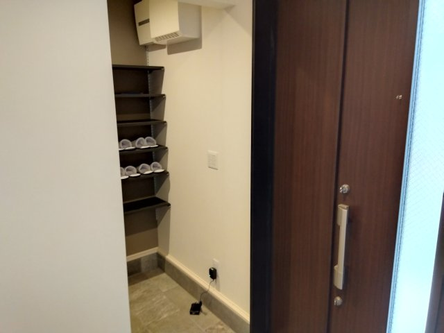 玄関横にシューズクローゼットがあります。靴をしまって玄関をすっきりと使えます。