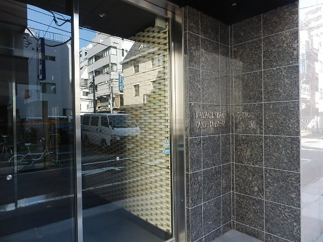 ガラス扉で明るく開放感のある入口空間