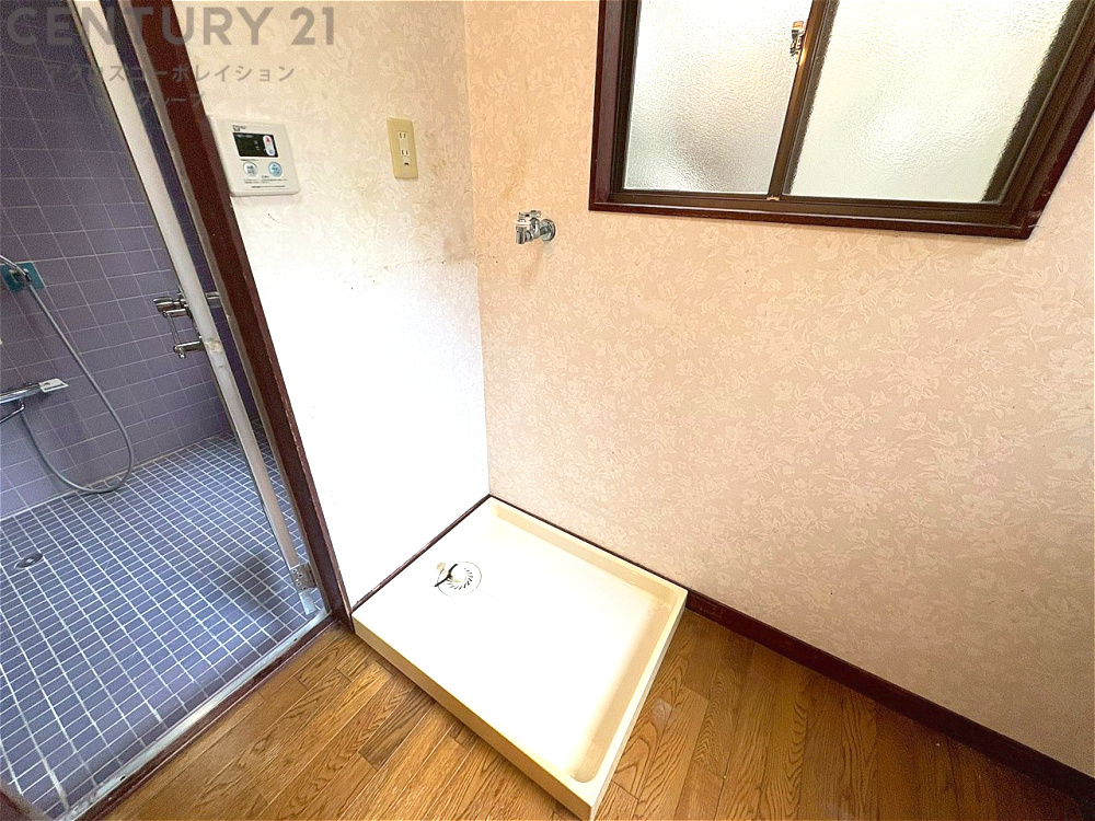 洗濯物の仕分け作業がしやすく、整理整頓が容易になります。洗濯音や湿気を他の部屋に持ち込まず、生活環境を快適に保ちます。上部を活用すれば収納スペースを確保でき洗剤や洗濯用品の整理もしやすくなります。