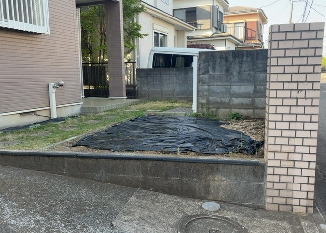 家を建てる場合、方位は要チェックです。現実的に日当たりのよい家ならばリビングは南側、建築基準法でも北側に当たる家への配慮は求められています。土地を見学に行く際は、方位磁針を持って行くようにしましょう。