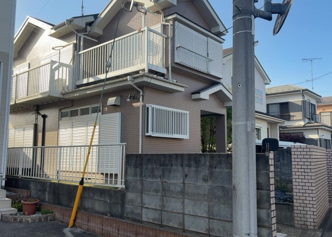 土地の前の道路に消火栓が設置されていることがあります。この場合、道路交通法第45条第1項により、駐車禁止の場所が指定されています。そのため、車庫などの駐車スペースをつくることができない場合があります。