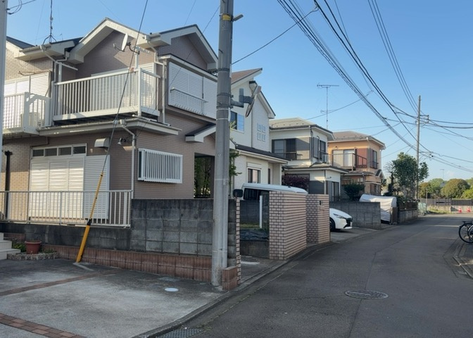 現地に行くなら、物件の周囲の地形がどうなっているかを見ることも大切です。周辺より低くなっている土地では、大雨などで水が集まりやすいため、地盤が弱くなっているということも考えられるため、注意が必要です。