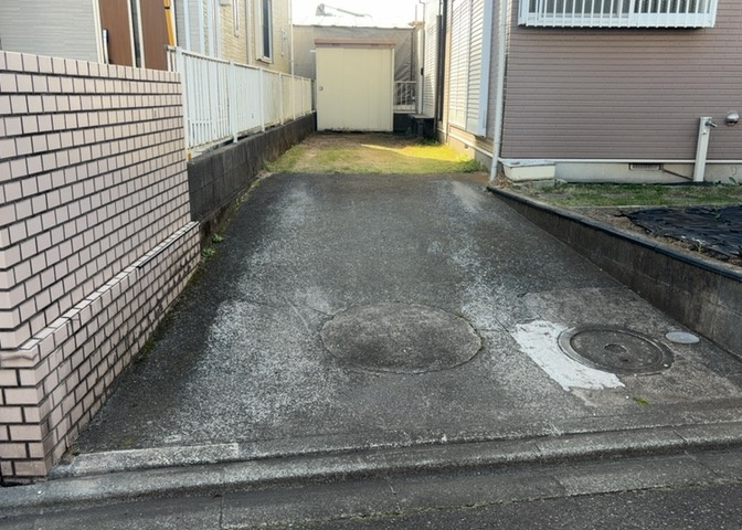 土地購入を検討されている場合、境界杭がない状態で購入してしまうと境界確定測量をする必要があり、費用がかかります。購入の前に、売主、隣土地所有者立ち合いのもと境界を確定し境界杭を設置するのがベストです。