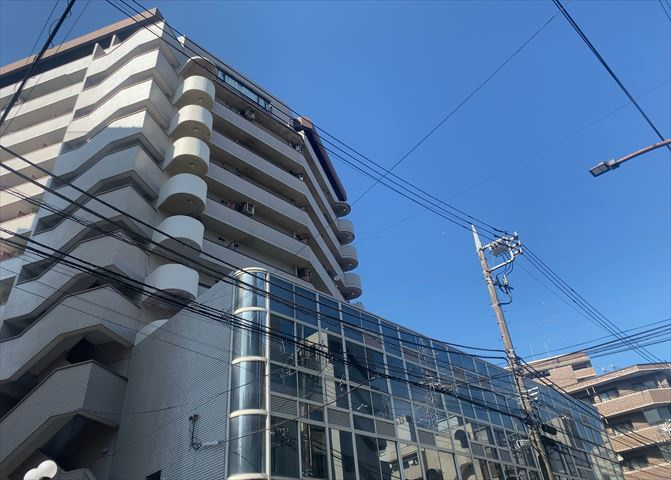 ＲＣ造、Reinforced　Concreteは直訳すると補強されたコンクリートです。主に柱や梁・床・壁が鉄筋とコンクリートで構成おり、鉄筋を組んだ型枠にコンクリートを流し込んで固めたものを指します。