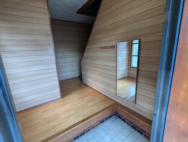 明るく広々とした玄関です。玄関に鏡があるので出掛ける前に身だしなみのチェックが出来て便利です。