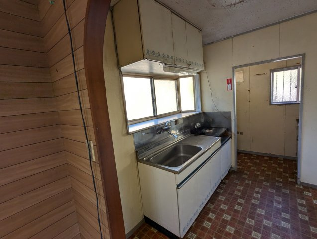 キッチンには窓があり明るく開放的です。壁付けキッチンなので集中してお料理出来ますね。調理スペースが広いのでお料理もはかどります。