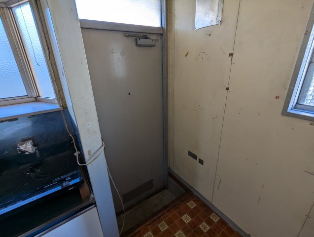 勝手口があります。災害などで万が一玄関から出れなくなった時に、非常口として出る事が出来ます。