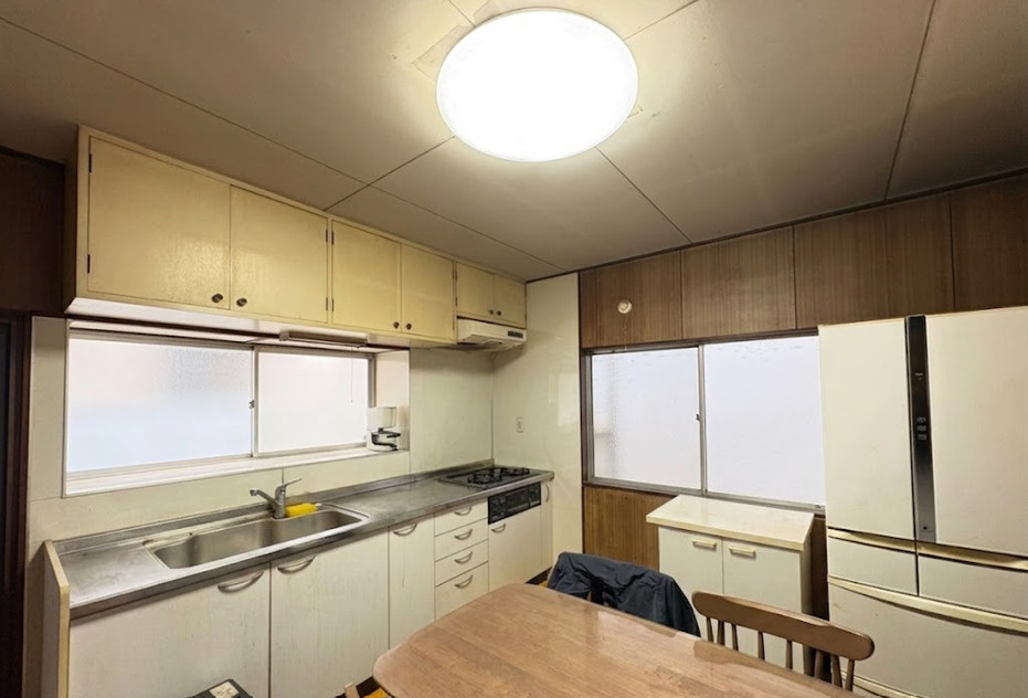 窓が多く明るい印象のダイニングキッチンです。調理スペースとダイニングスペースがしっかり分かれており、毎日の食事や家事を快適に行いやすい空間です。収納棚も多く、食器や調理器具を整理しやすい点も魅力です。