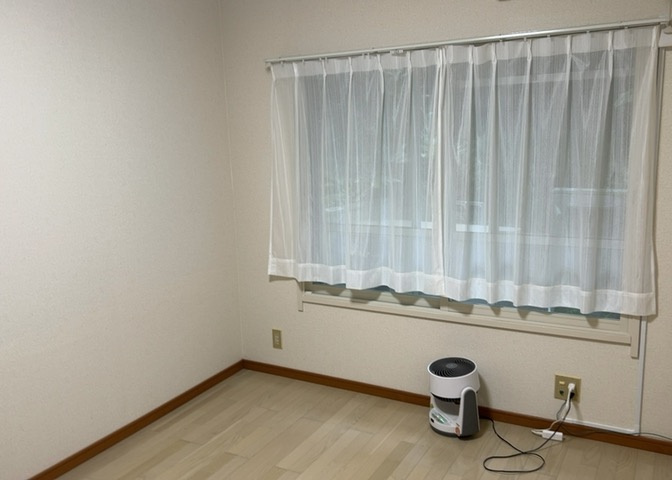 洋室のメリットは重い家具が置きやすく、身の回りが整理しやすいことです。　床がフローリングのため畳とは異なり凹みにくいです。　クローゼットなど収納が豊富で、普段使わない旅行カバンや服の整頓も簡単にです。