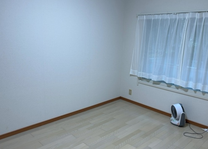 寝室でゆっくりと過ごすためにはベッド周りの適度な空間を担保することや窓の位置、照明の明るさ、寝室の広さなどを考える必要があります。自身や家族の構成とライフスタイルに併せて寝室にする部屋を選びましょう！