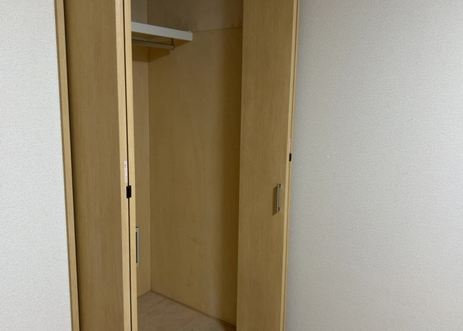 デザイン性を重視しすぎて収納が少なかった！なんてことにならないため、事前に現地で収納の数を確認しておくことをお勧めします。クローゼット以外にも床下収納や屋根裏収納、パントリーなどもチェックしましょう。