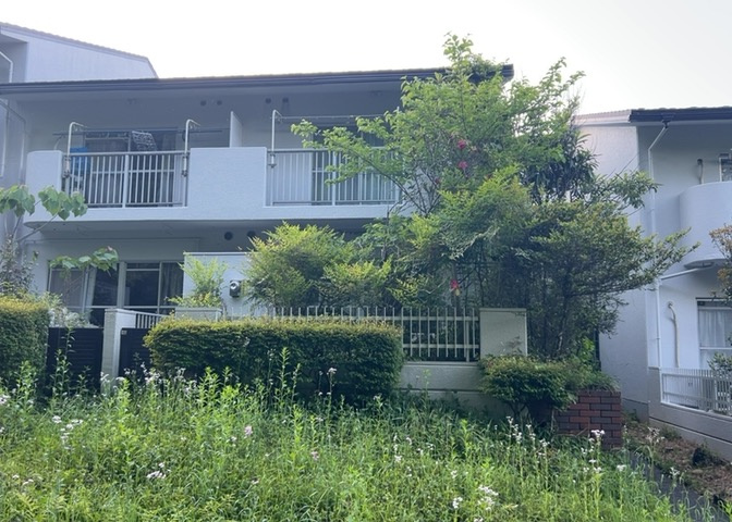物件によっては、入居者が個人的に使用できる専用庭がついているものもあります。また、住宅の中にある土間の部分を庭と呼ぶこともあります。庭の用途は住む人によって変わり、それによってデザインもさまざまです。