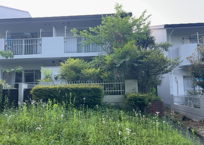中庭（パティオ）とは、一つの建築物の内部に設けられた、壁などで囲われている庭のことを指します。コの字型、ロの字型が主流ですが、L字型の中庭もあります。最近では、インテリア性の高さからも人気があります。