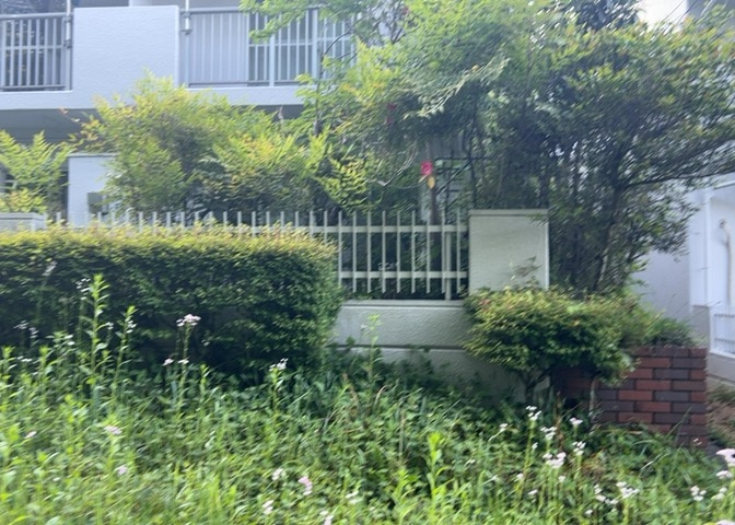 共有部分は、住民なら誰もが使える設備のこと。例えば駐車場やエレベーター、インターネット設備、セキュリティ設備などがあります。他にも、マンションの廊下・外部階段やエントランス・ゴミ置き場などがあります。