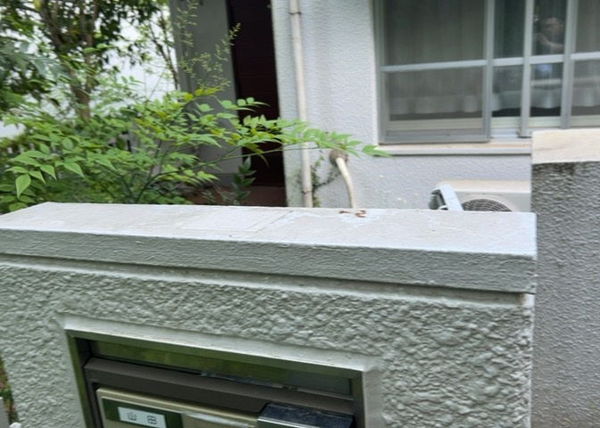 エントランス付近に設置されている集合ポストは、住んでいる部屋と離れているため、ポストをあさるなど誰かに何かされていても被害に気づきにくいです。入居する時には他人に特定されにくい番号で鍵をかけましょう！