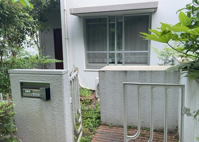 受付はマンションコンシェルジュがいる場合もあれば、管理人が滞在する小部屋を総称して呼ぶことがあります。主にエントランスに設置されていることから、防犯面でも期待ができます。防犯設備がない場合はより安心！