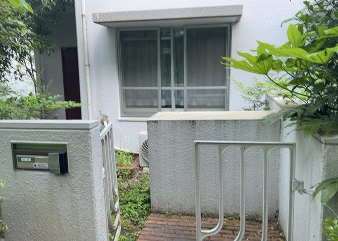 ラウンジは、マンションの共用スペースに椅子やテーブルなどを配置した利用者が寛げる空間です。屋内型ラウンジと屋外型ラウンジがあります。共用部分の管理状況と合わせて、詳細については現地でご確認ください。