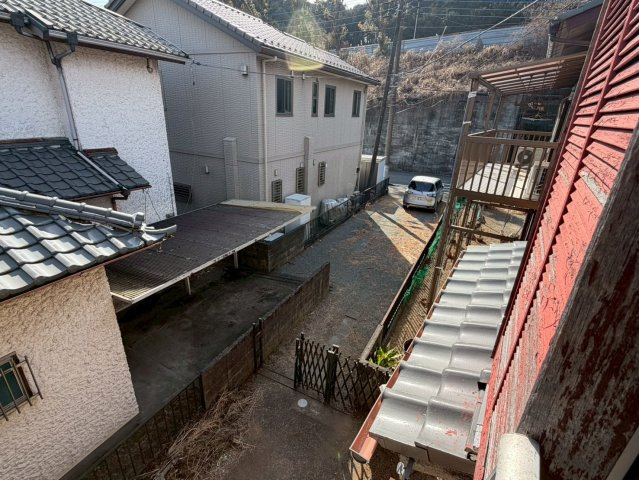 2階洋室からの眺望。静かな住宅地の雰囲気が伝わる、落ち着いた環境です。