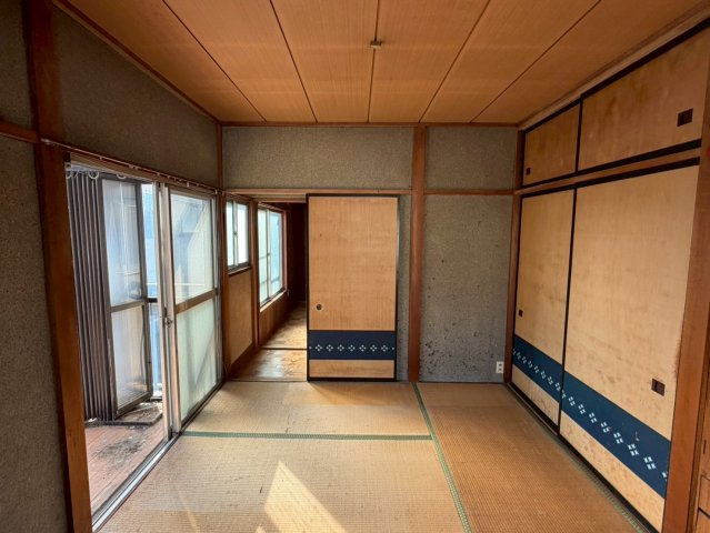 2階和室。バルコニーへ続く掃き出し窓からたっぷりの光が差し込み、明るく開放的です。