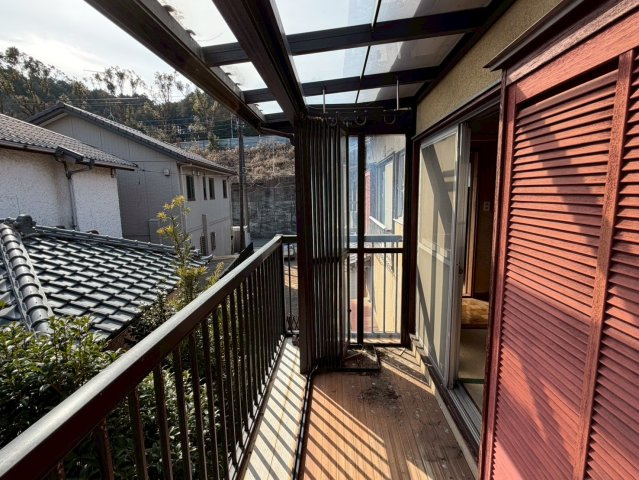 2階バルコニー。屋根付きで雨の日も安心。洗濯物干しスペースとして最適で、静かな住宅街を見渡せる落ち着いた環境です。