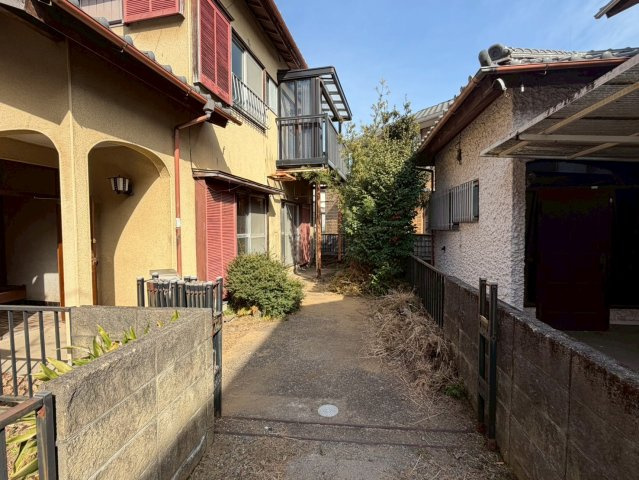 建物入口です。ガーデニングや家庭菜園も楽しめそうです。