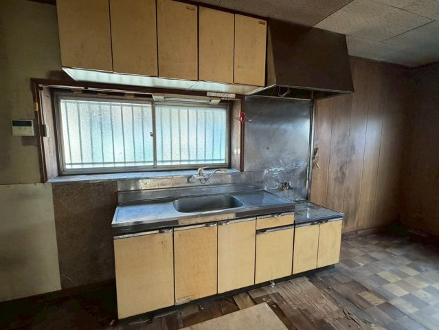 昭和レトロなシステムキッチン。窓からの採光が明るく、リノベーションで理想のキッチン空間に生まれ変わる可能性を秘めています。