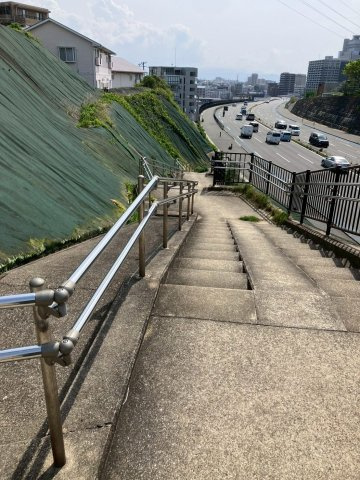 国道3号「博多バイパス」沿いにでる階段です！