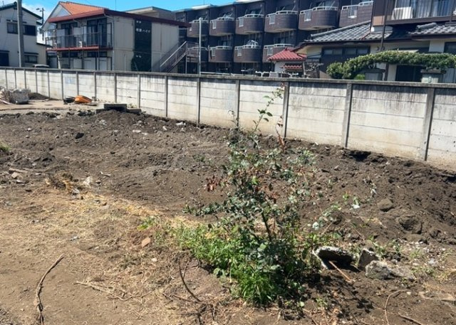 土地の形が極端に長細かったり、狭小地、あるいは道路との高低差がある傾斜地だった場合、後々売ろうとしても買い手がつかない場合もあります。後々、売却することになった時に価値の下がらない土地を選びましょう。