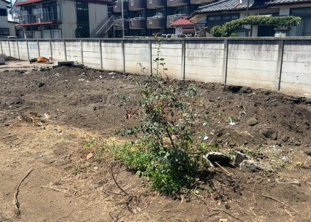 土地の面積＝住宅面積ではありません。建ぺい率の問題などで、土地のある場所によって住宅を建てられる面積は限られています。高さもしかり、「土地」という言葉の中には、建築条件も含まれると考えておきましょう。