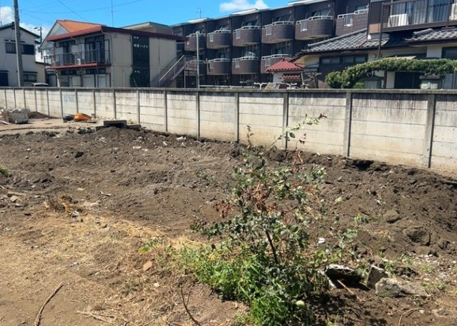 土地の前の道路に消火栓が設置されていることがあります。この場合、道路交通法第45条第1項により、駐車禁止の場所が指定されています。そのため、車庫などの駐車スペースをつくることができない場合があります。
