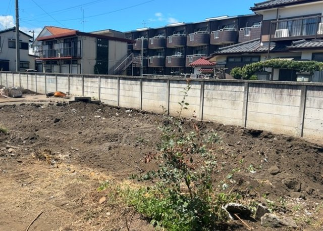 土地購入を検討されている場合、境界杭がない状態で購入してしまうと境界確定測量をする必要があり、費用がかかります。購入の前に、売主、隣土地所有者立ち合いのもと境界を確定し境界杭を設置するのがベストです。