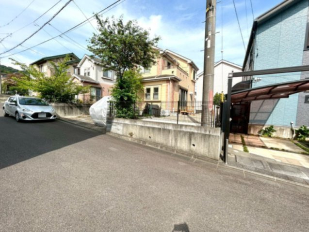 住宅用の土地では前面道路に2m以上接していなければならないと法律で定められています。しかし、お持ちの車のサイズやライフスタイルなどにより、2mでは利便が悪い場合もございますので、事前に確認しましょう。
