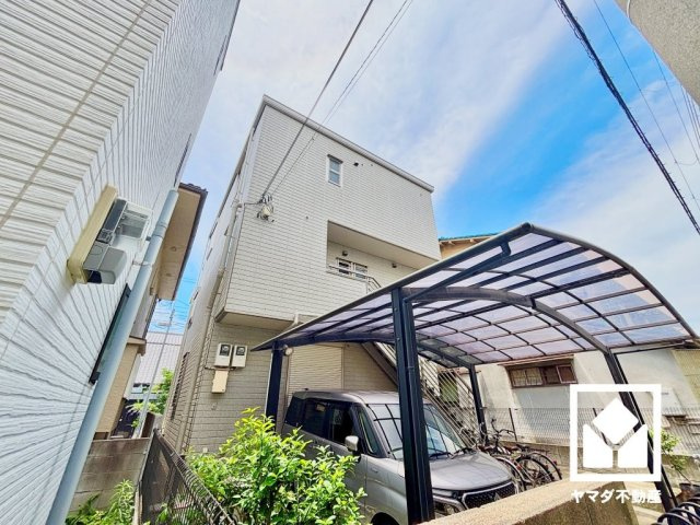 窓は一部シャッター雨戸付きでセキュリティやプライバシーにも配慮されています。台風などによる飛来物対策や、防音性・断熱性の向上も期待できる設備で、快適な住環境づくりをサポートします。