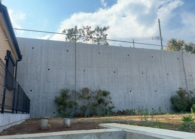 土地の面積＝住宅面積ではありません。建ぺい率の問題などで、土地のある場所によって住宅を建てられる面積は限られています。高さもしかり、「土地」という言葉の中には、建築条件も含まれると考えておきましょう。