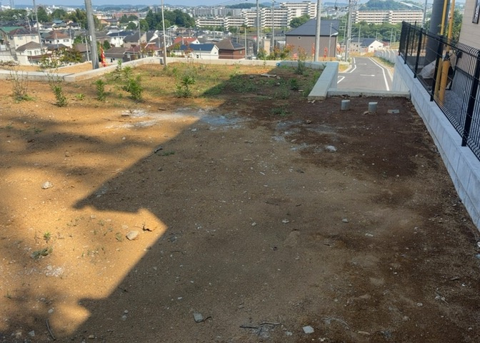 土地の前の道路に消火栓が設置されていることがあります。この場合、道路交通法第45条第1項により、駐車禁止の場所が指定されています。そのため、車庫などの駐車スペースをつくることができない場合があります。